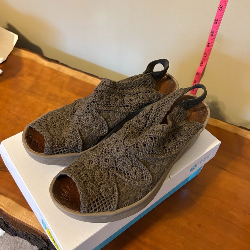 9M BZees Sandals